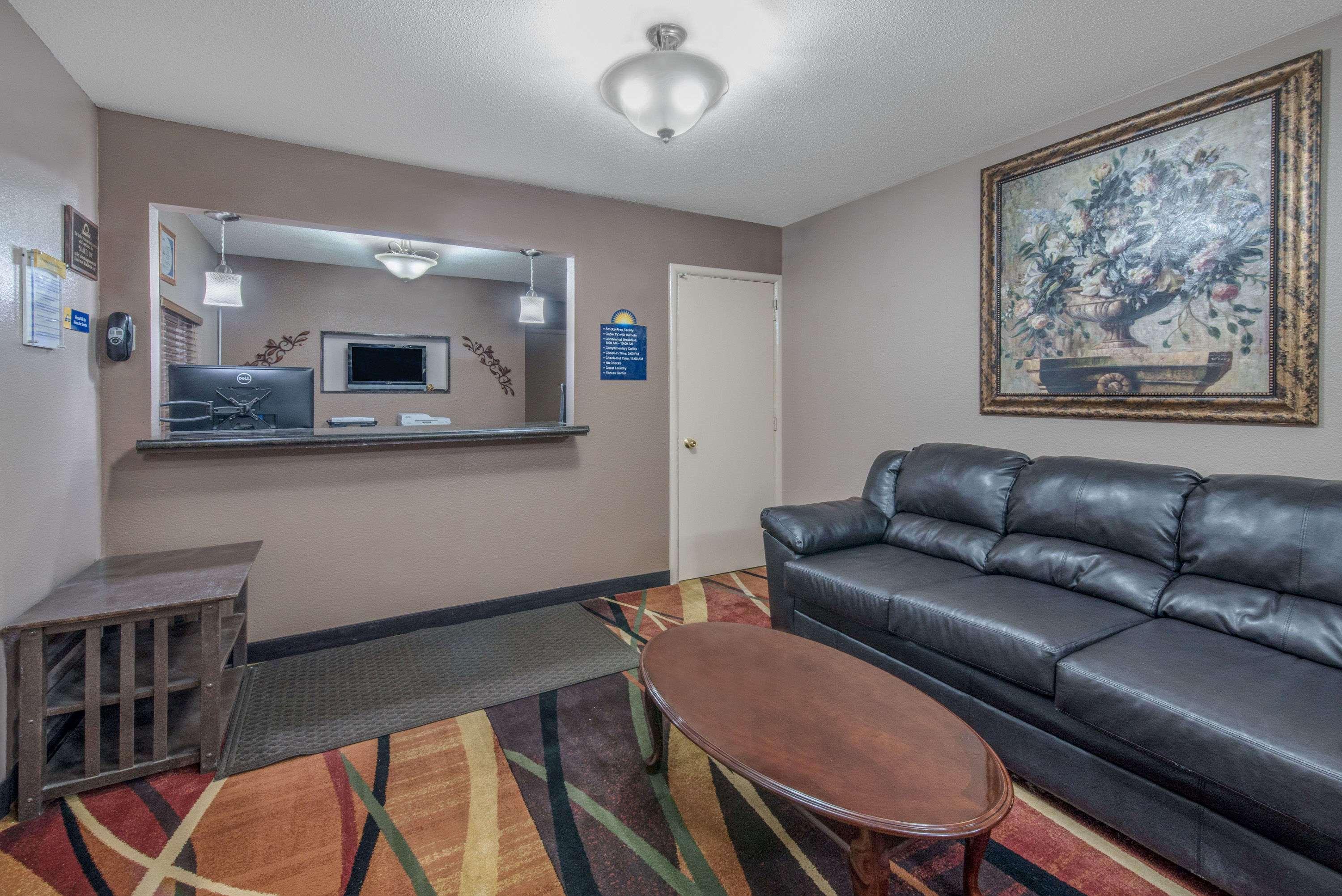 Days Inn By Wyndham Jamestown Bagian luar foto