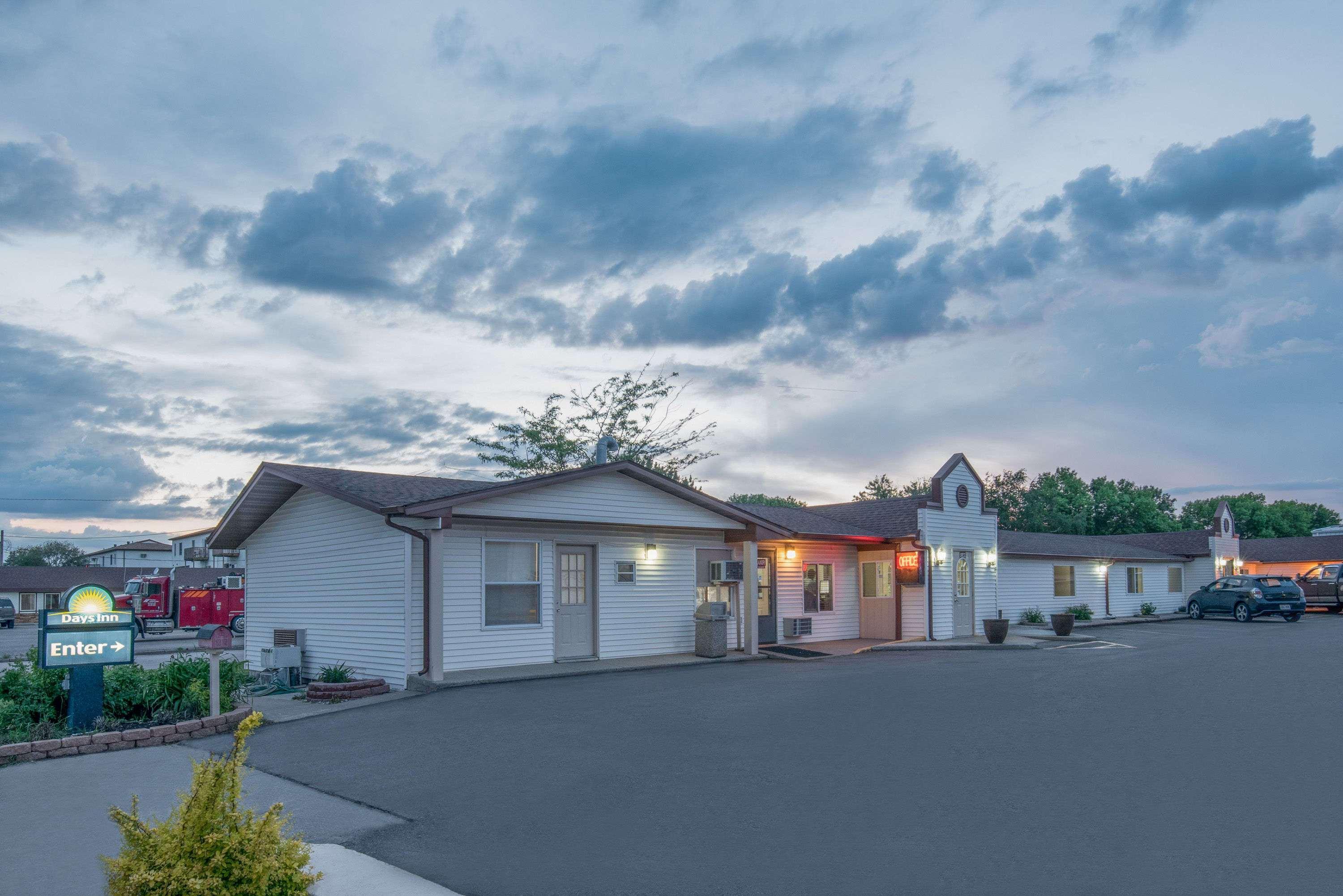 Days Inn By Wyndham Jamestown Bagian luar foto