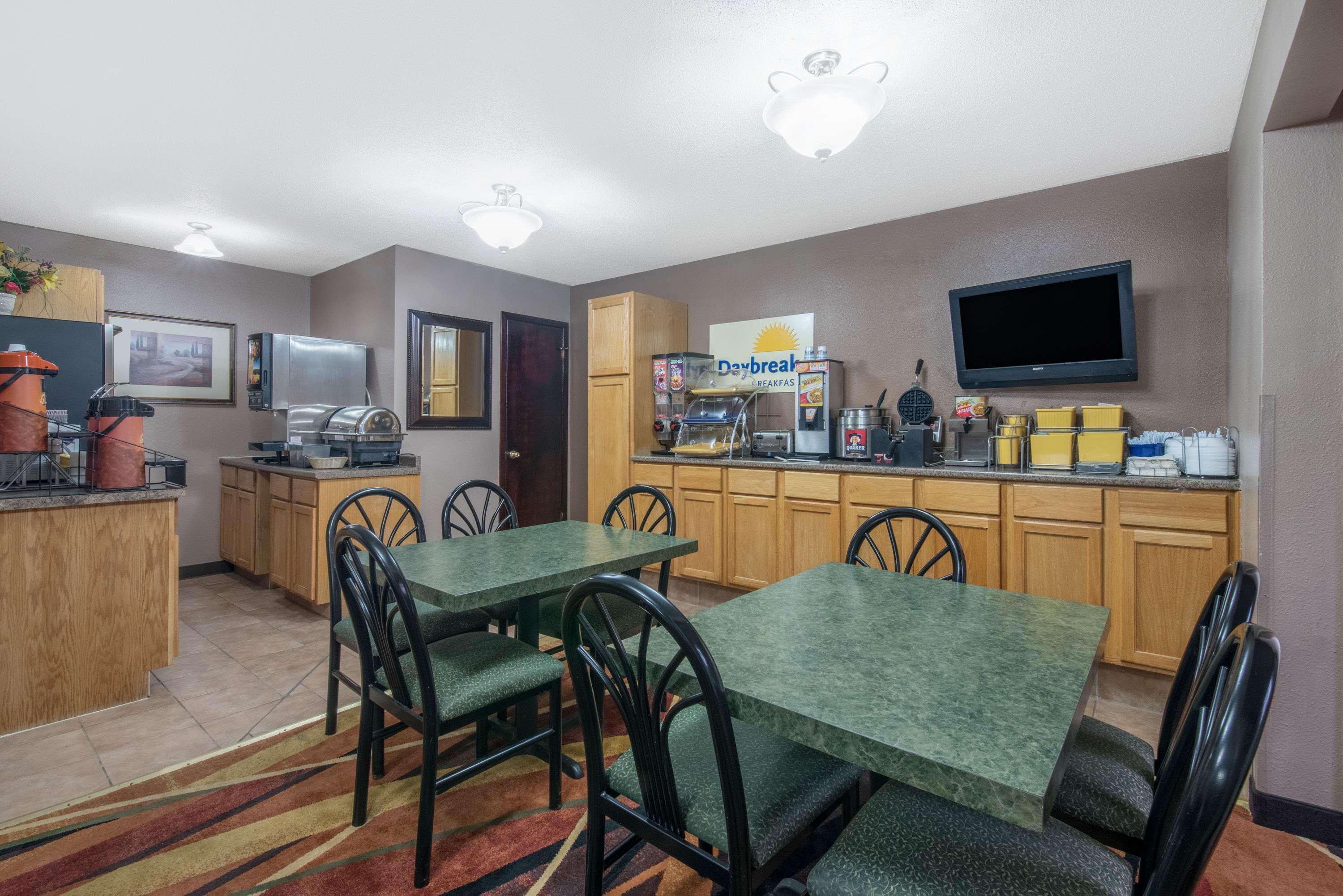 Days Inn By Wyndham Jamestown Bagian luar foto