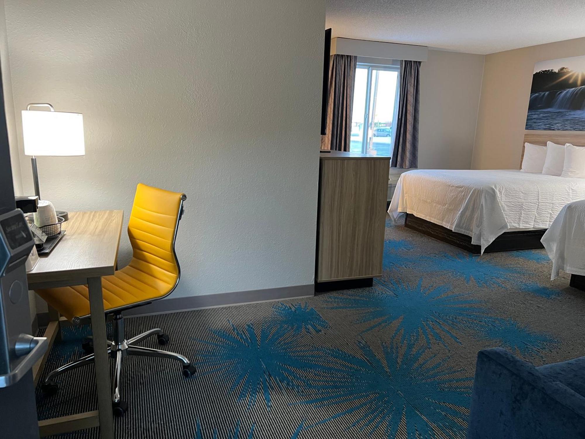 Days Inn By Wyndham Jamestown Bagian luar foto