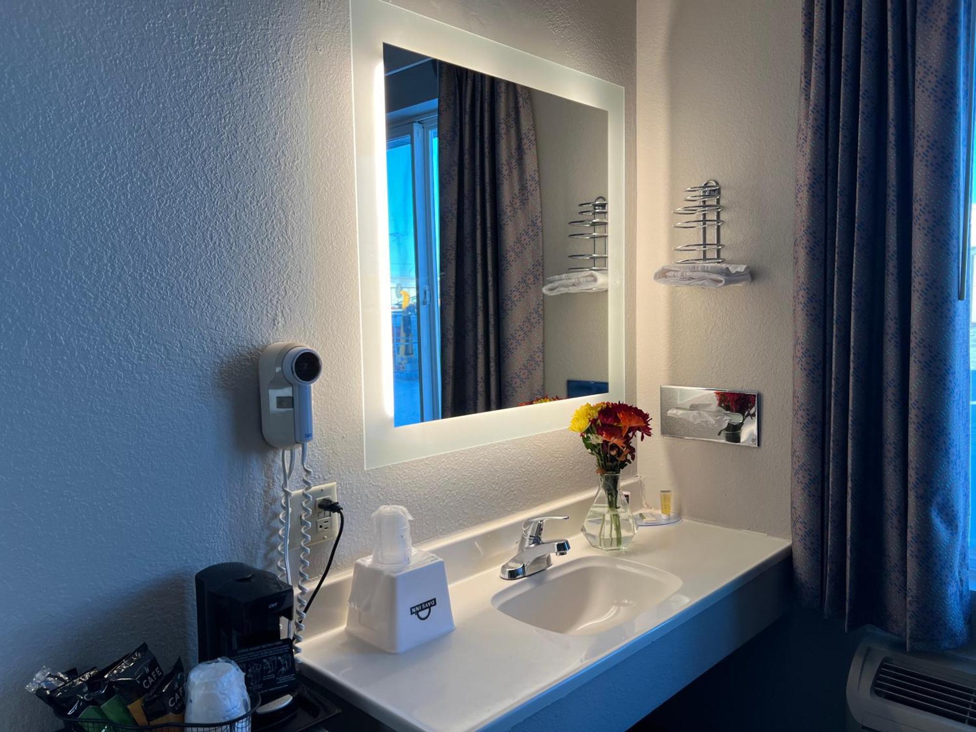 Days Inn By Wyndham Jamestown Bagian luar foto
