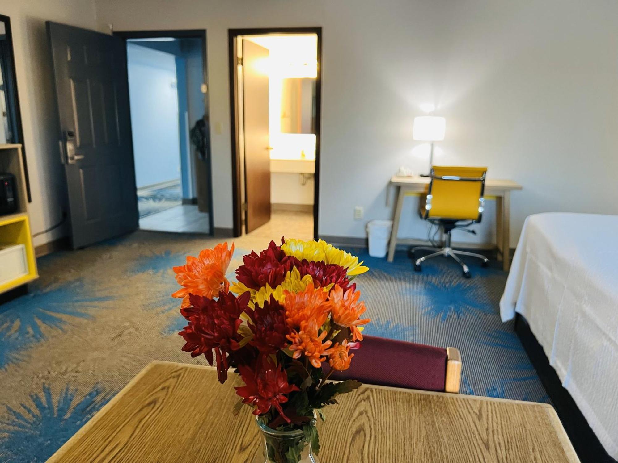 Days Inn By Wyndham Jamestown Bagian luar foto