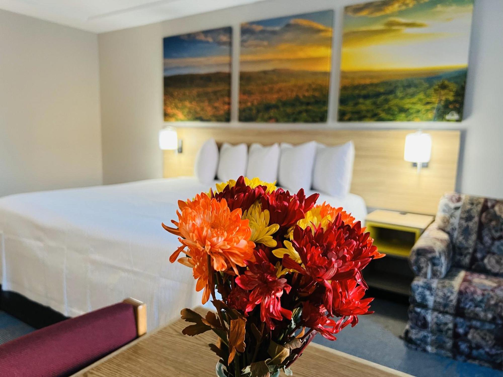 Days Inn By Wyndham Jamestown Bagian luar foto