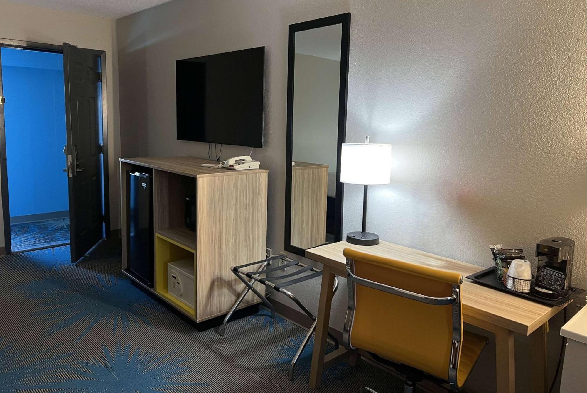Days Inn By Wyndham Jamestown Bagian luar foto