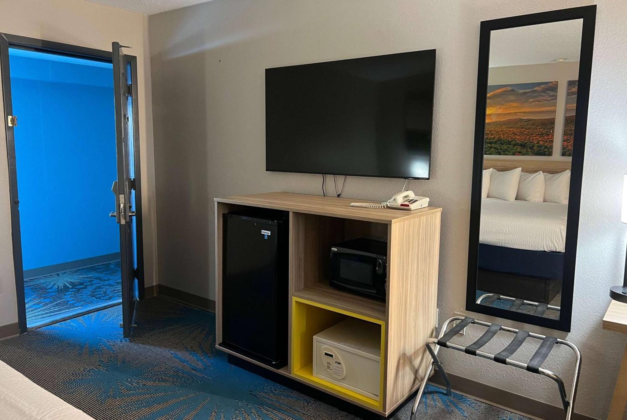 Days Inn By Wyndham Jamestown Bagian luar foto