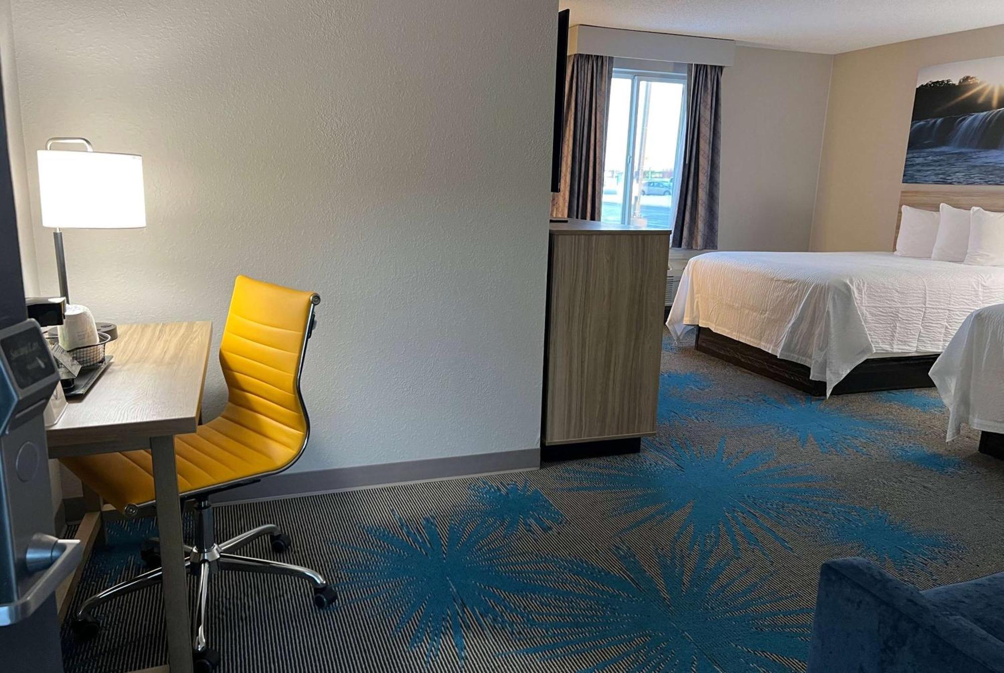 Days Inn By Wyndham Jamestown Bagian luar foto