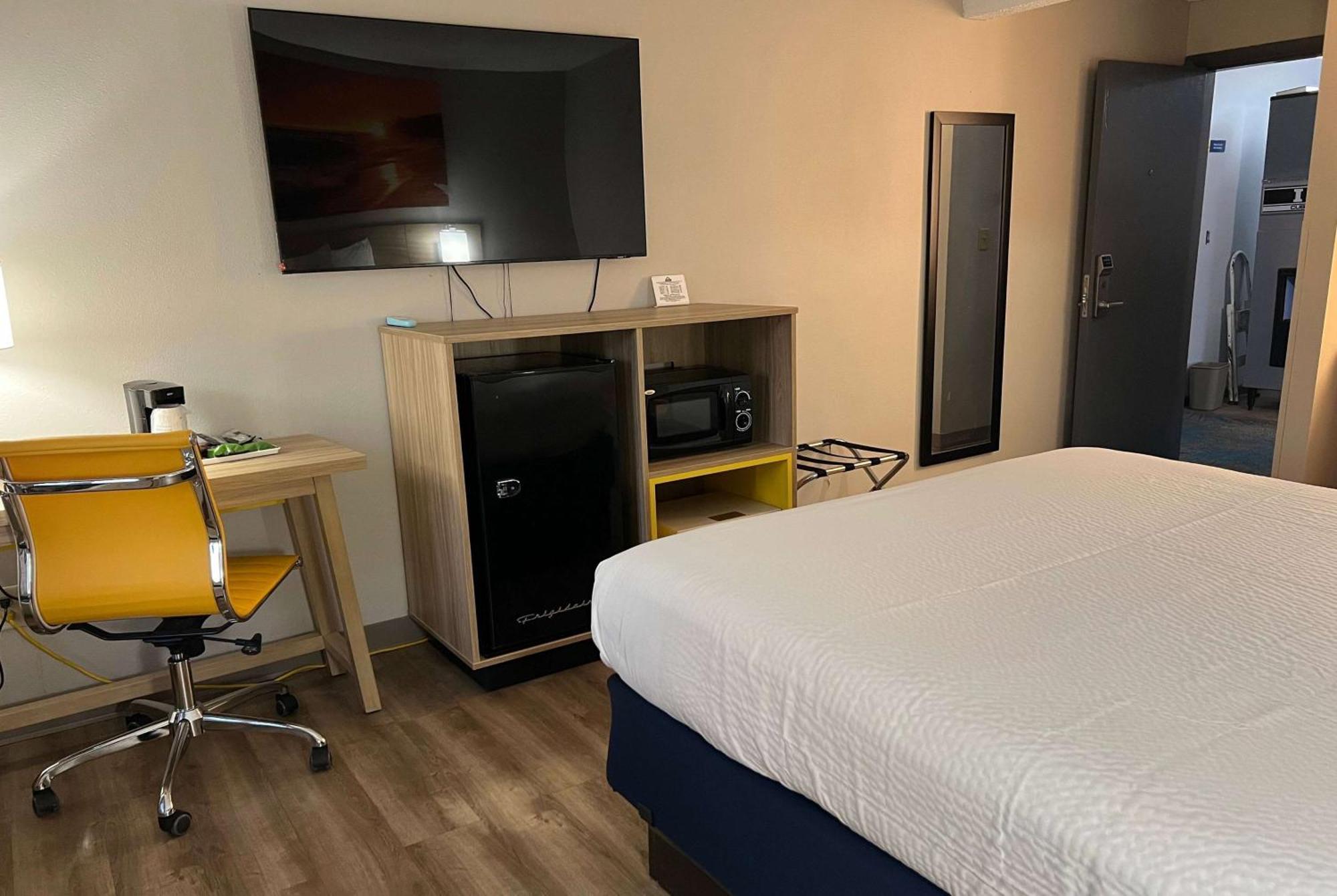 Days Inn By Wyndham Jamestown Bagian luar foto