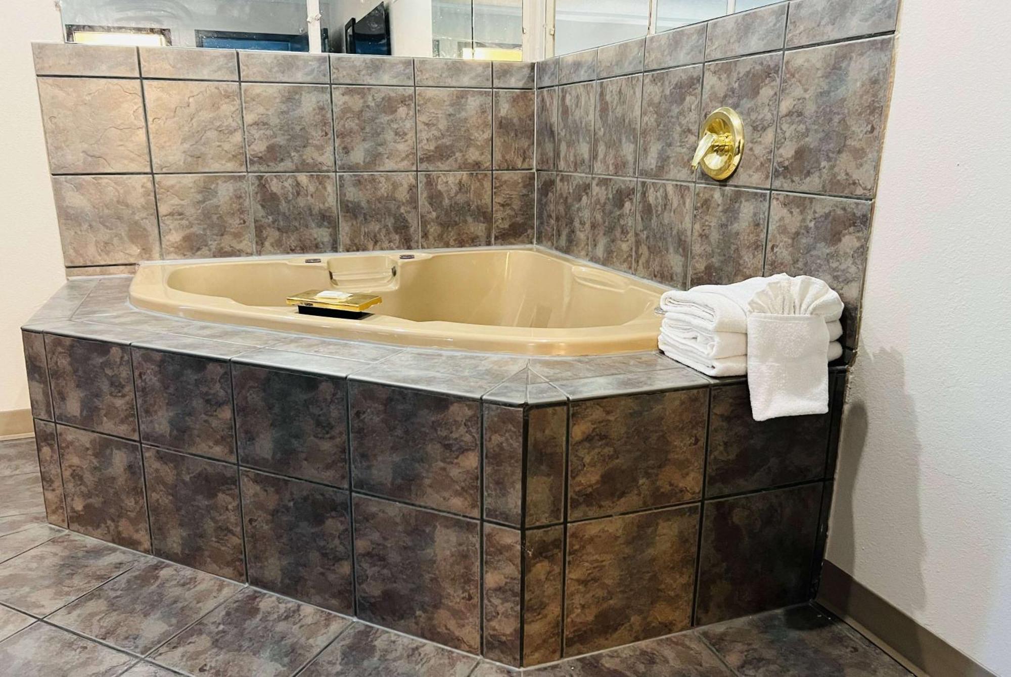 Days Inn By Wyndham Jamestown Bagian luar foto